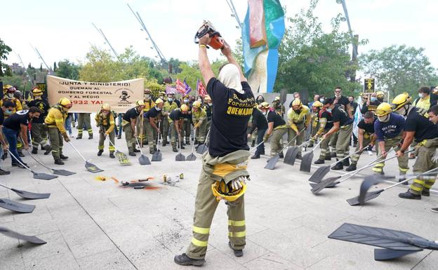 Galería. Los bomberos se han manifestado a las puertas de las Cortes. 