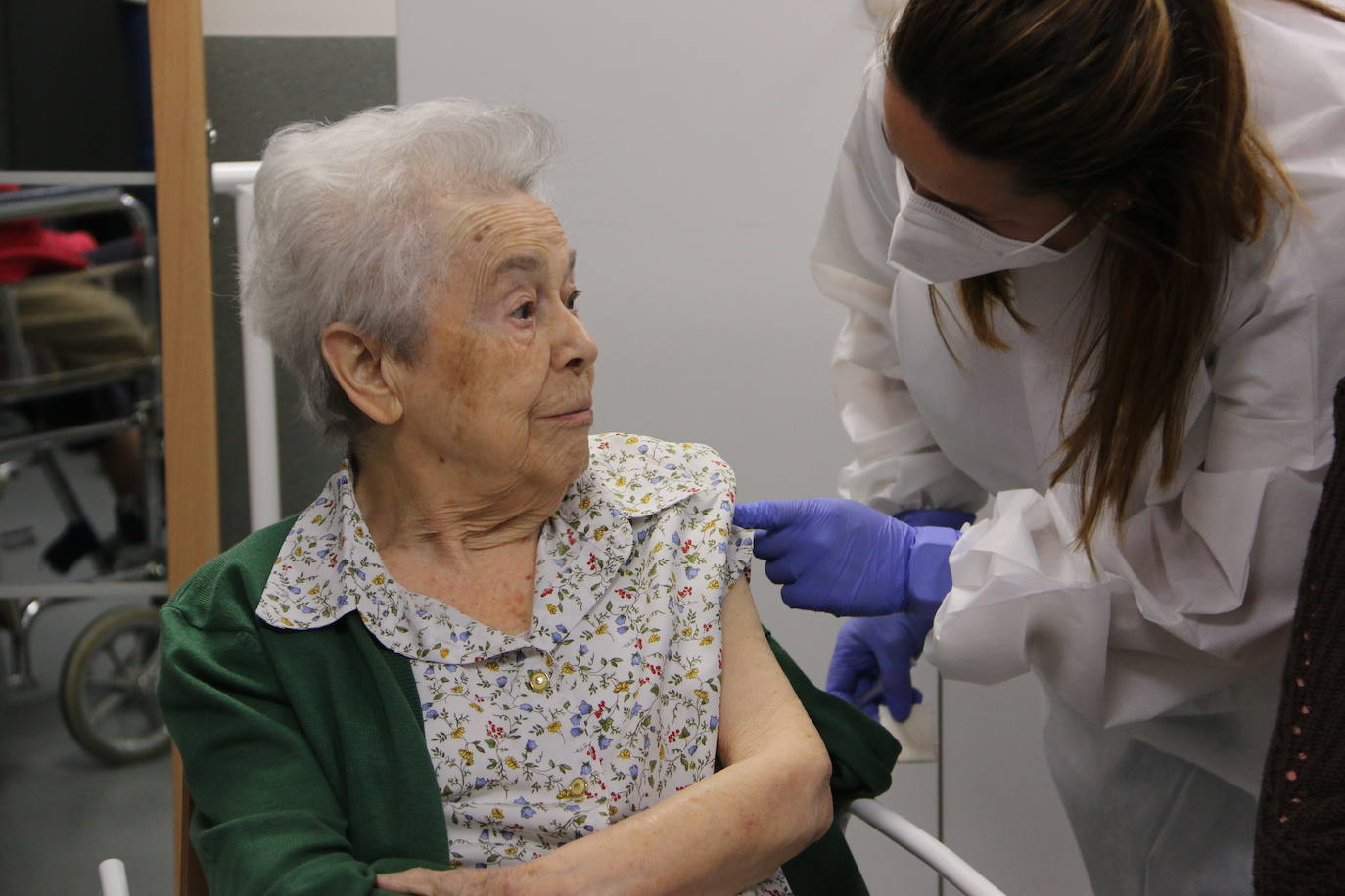 Los 54 residentes del centro CleceVitam Otazu recibían a primera hora de este jueves el tercer pinchazo | «Tengo ganas de volver a la normalidad» | A lo largo de los próximos días la vacuna llegará a los 162 centro sociosanitarios del área de León y a los 32 de El Bierzo