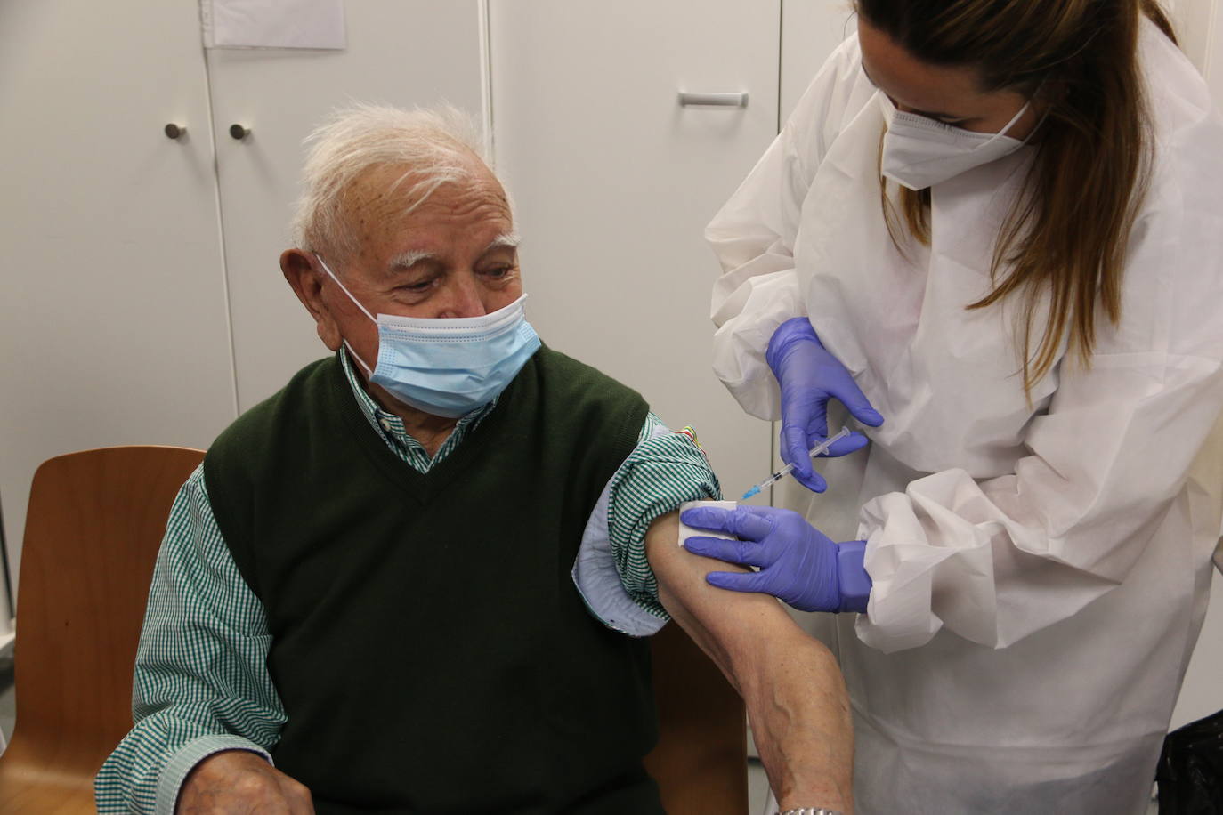 Los 54 residentes del centro CleceVitam Otazu recibían a primera hora de este jueves el tercer pinchazo | «Tengo ganas de volver a la normalidad» | A lo largo de los próximos días la vacuna llegará a los 162 centro sociosanitarios del área de León y a los 32 de El Bierzo