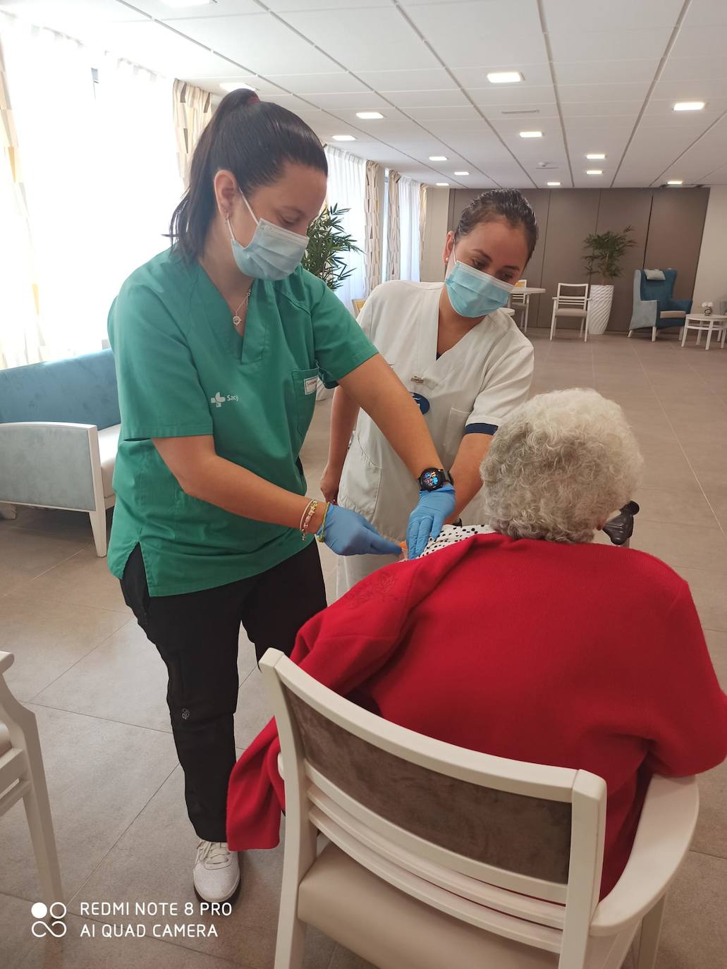 Los 54 residentes del centro CleceVitam Otazu recibían a primera hora de este jueves el tercer pinchazo | «Tengo ganas de volver a la normalidad» | A lo largo de los próximos días la vacuna llegará a los 162 centro sociosanitarios del área de León y a los 32 de El Bierzo