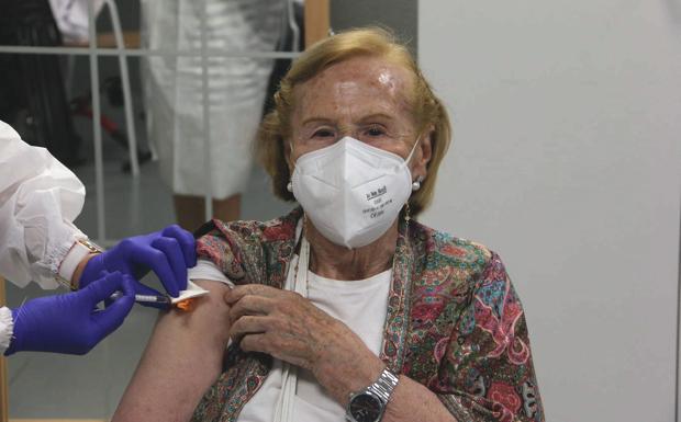 Josefa Feo, una de las residentes del centro, recibe la tercera dosis de la vacuna contra la covid-19