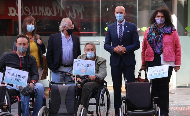 Imagen principal - León se conciencia sobre el buen uso de las plazas de aparcamiento por la Semana Europea de la Movilidad