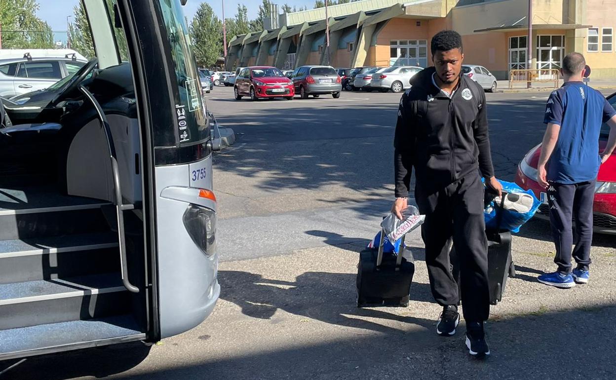 Leandro Semedo accede al autobús para el viaje a Puente Genil.