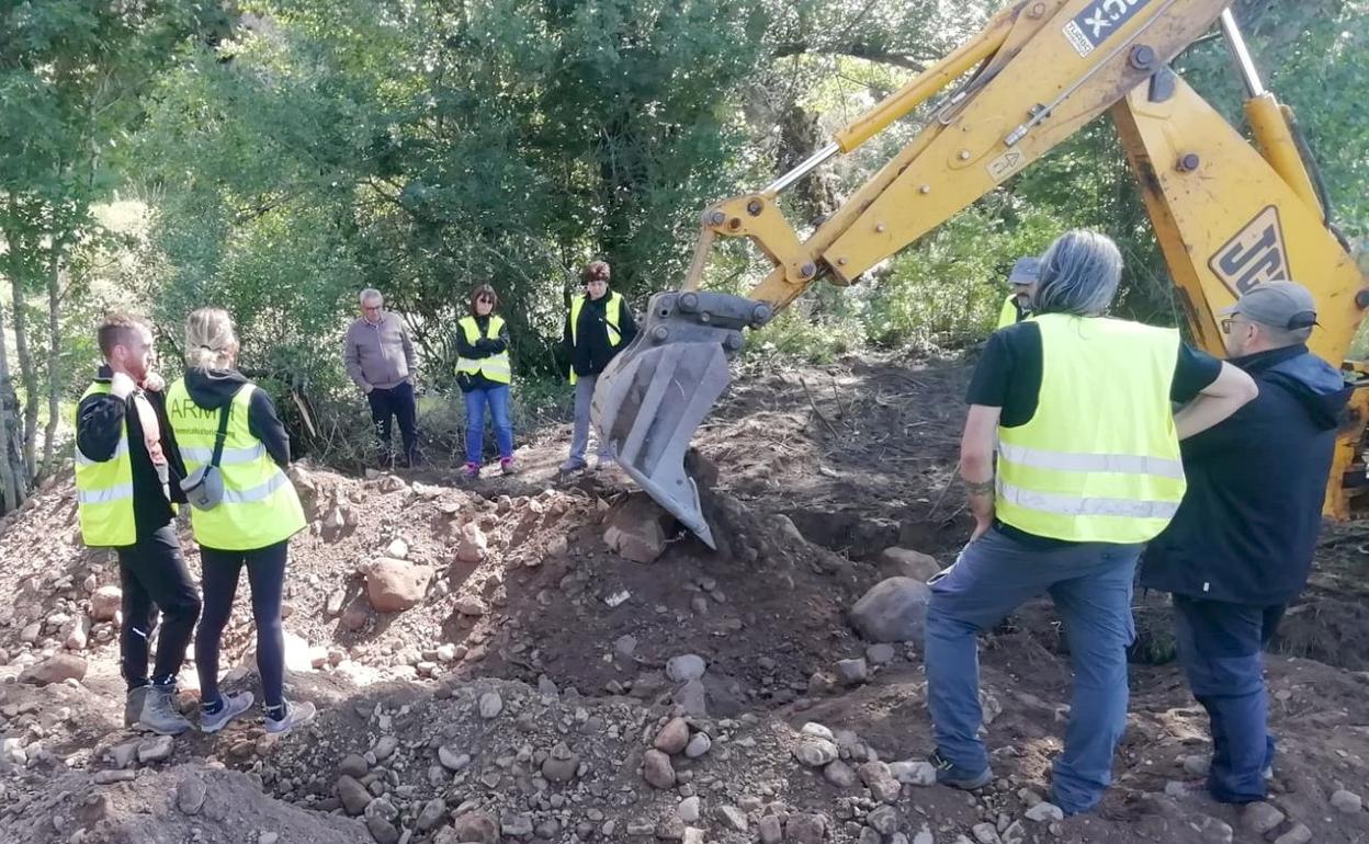 Imagen de la zona en la que se realizan los trabajos de recuperación del cuerpo de la víctima. 