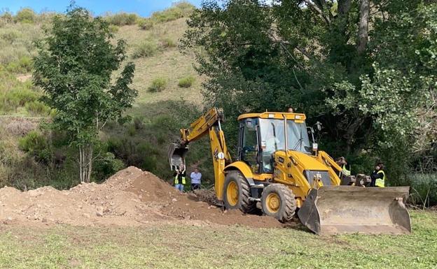 Maquinaria pesada trabajando en la zona en la que se supone se encuentra la fosa. 