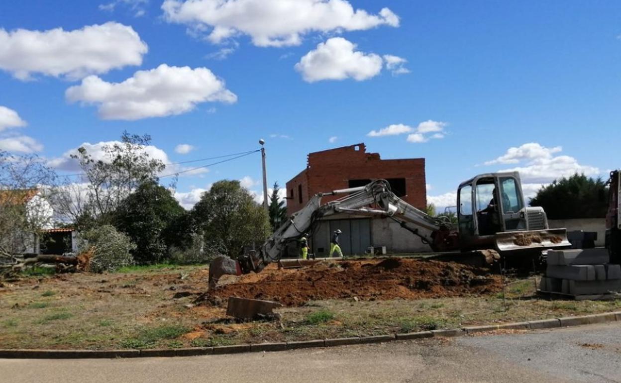 Solar donde se va a construir la pista de pádel en Altobar de la Encomienda.