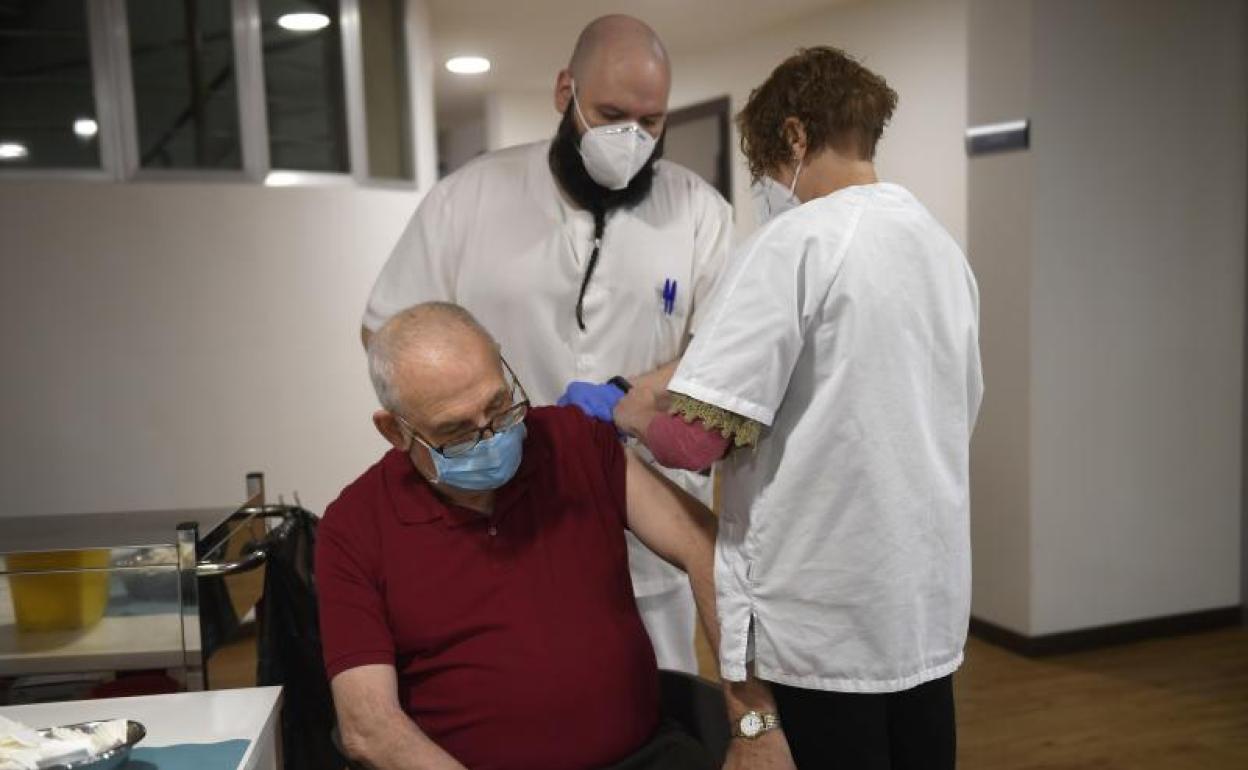 Un hombre recibe la tercera dosis de la vacuna contra el coronavirus en Asturias 