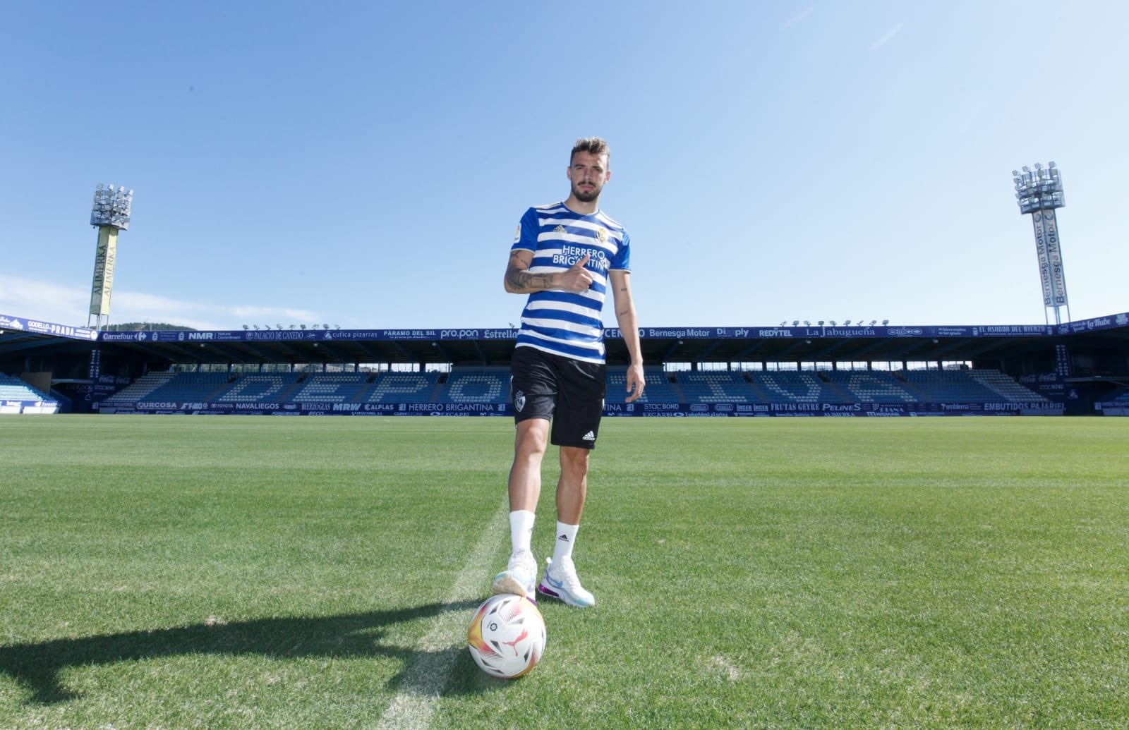 El futbolista malagueño llegó en los últimos días de mercado a la Ponferradina y afirma que se ha encontrado un vestuario «con ambición» tras «un verano difícil».