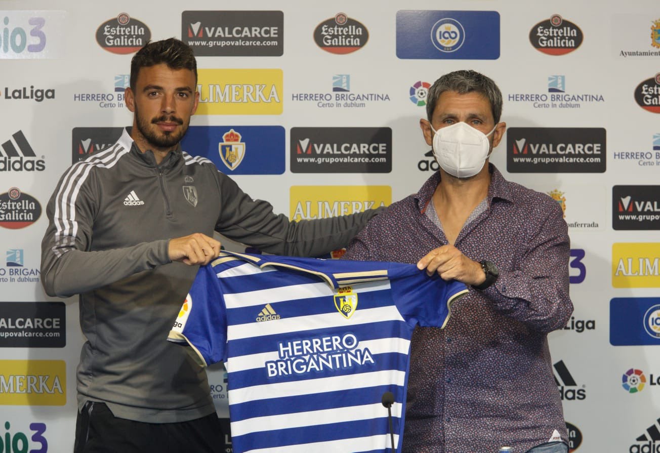 El futbolista malagueño llegó en los últimos días de mercado a la Ponferradina y afirma que se ha encontrado un vestuario «con ambición» tras «un verano difícil».