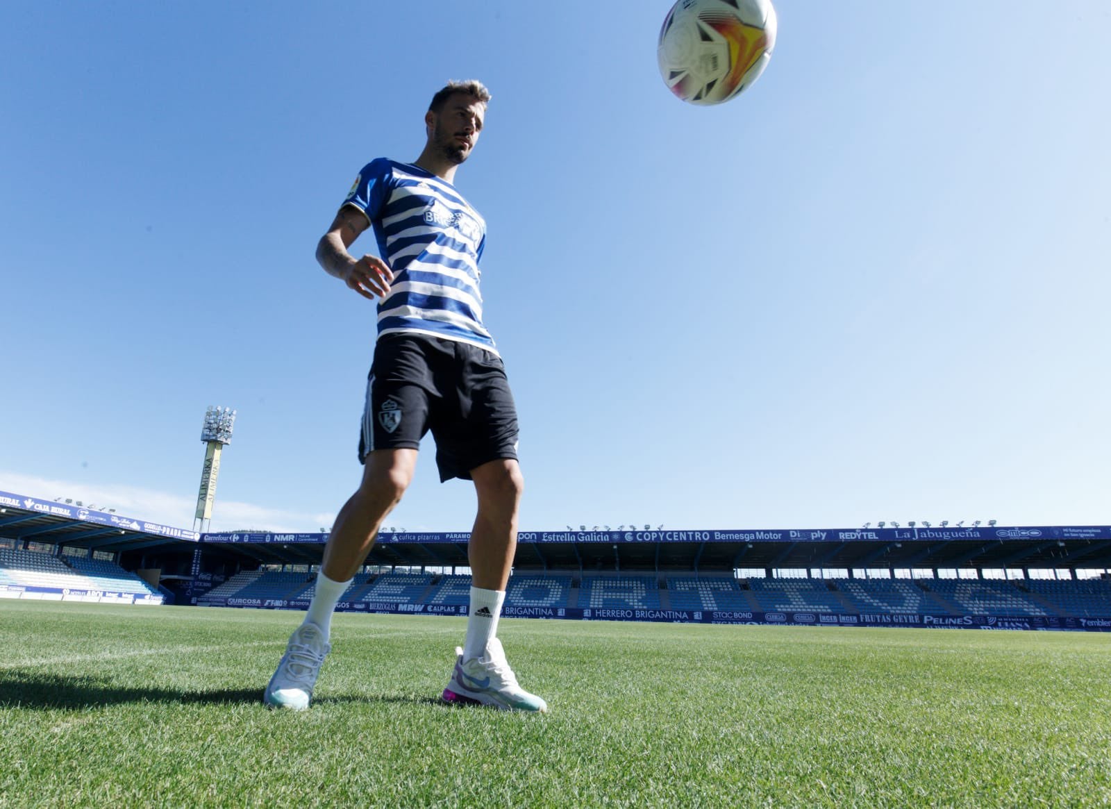 El futbolista malagueño llegó en los últimos días de mercado a la Ponferradina y afirma que se ha encontrado un vestuario «con ambición» tras «un verano difícil».