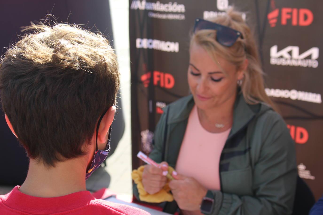 Lydia Valentín, Ana Peleteiro y Pirri han firmado autógrados y se han realizado fotografías con los leoneses apasionados del deporte que se han pasado por San Marcos.