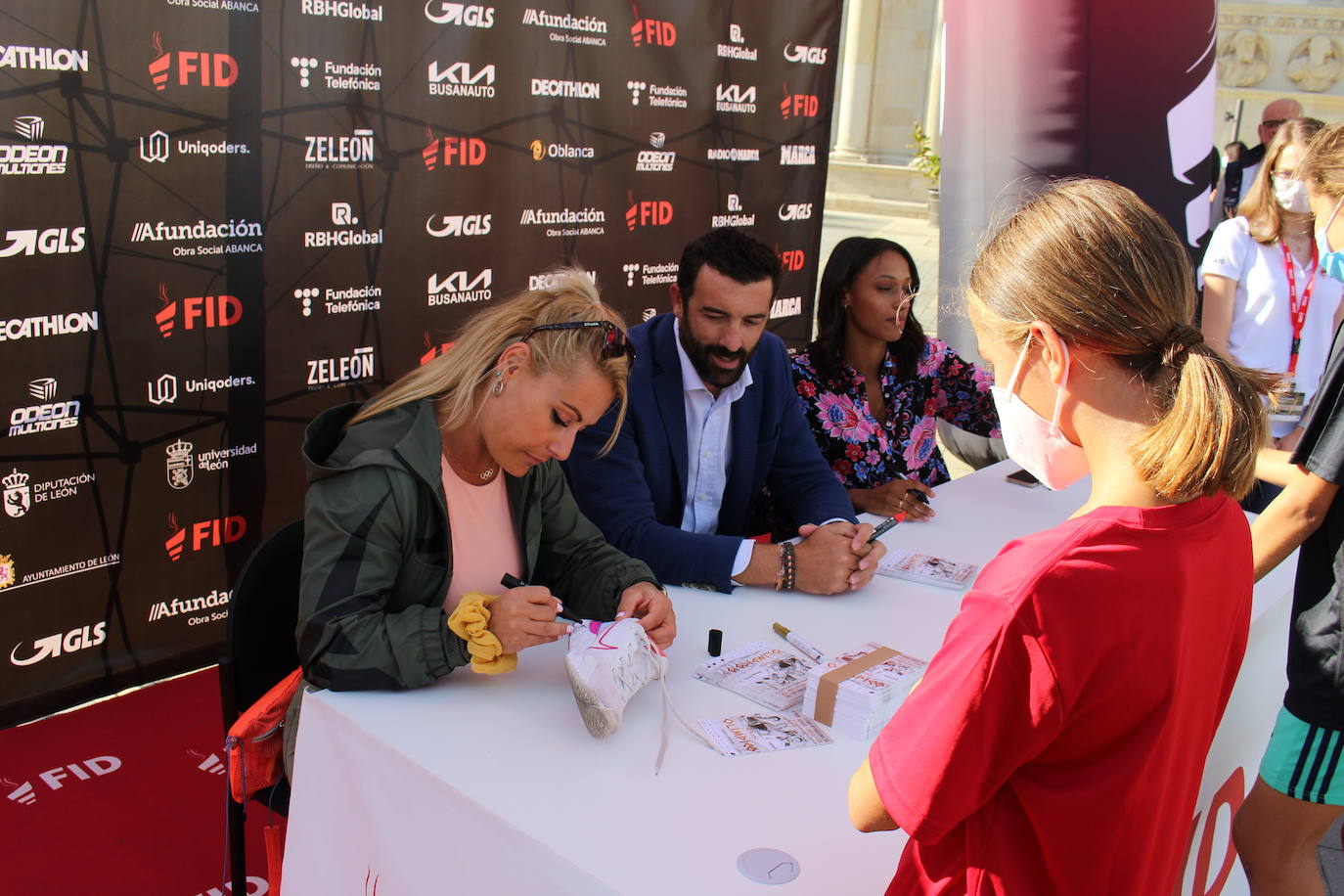 Lydia Valentín, Ana Peleteiro y Pirri han firmado autógrados y se han realizado fotografías con los leoneses apasionados del deporte que se han pasado por San Marcos.