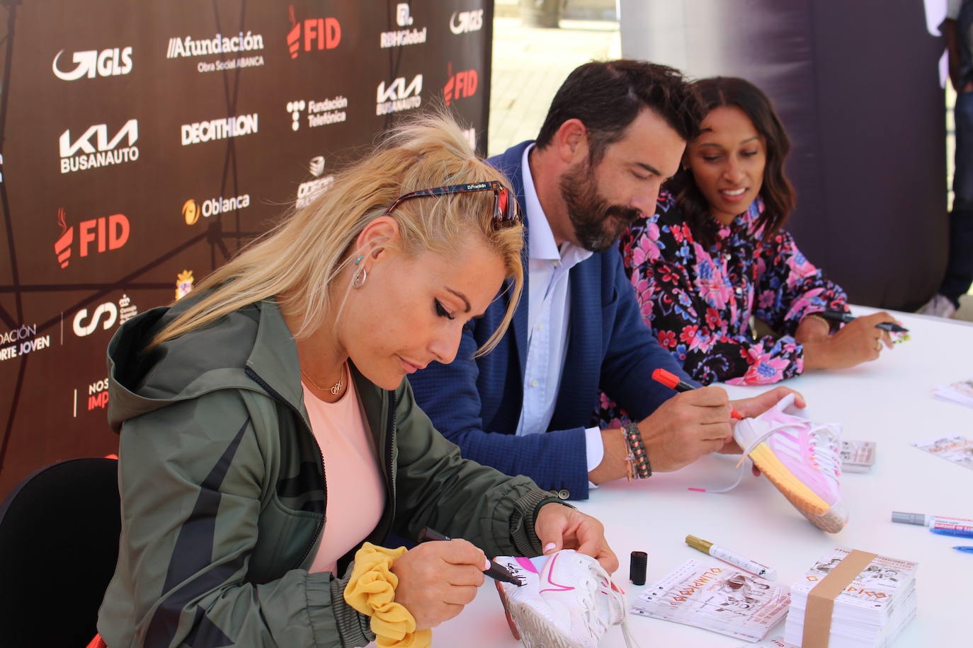 Lydia Valentín, Ana Peleteiro y Pirri han firmado autógrados y se han realizado fotografías con los leoneses apasionados del deporte que se han pasado por San Marcos.