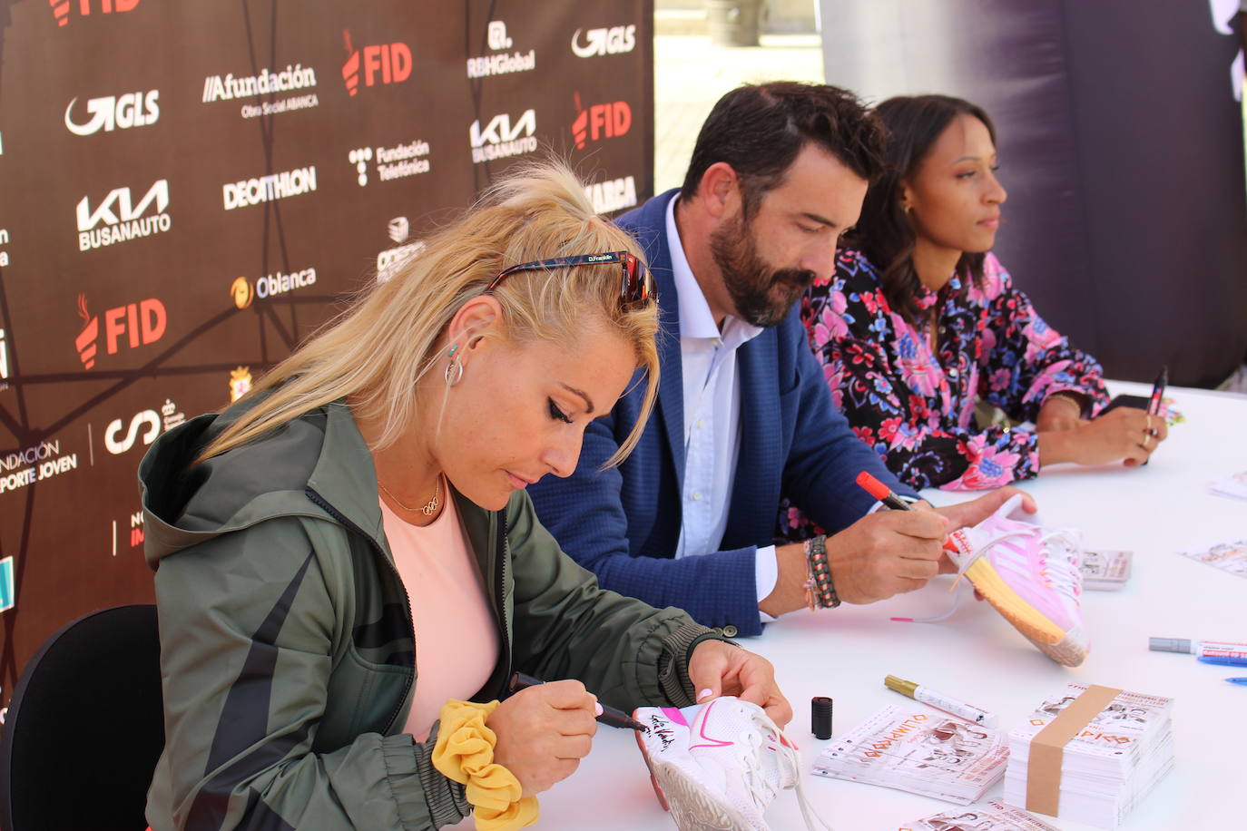 Lydia Valentín, Ana Peleteiro y Pirri han firmado autógrados y se han realizado fotografías con los leoneses apasionados del deporte que se han pasado por San Marcos.