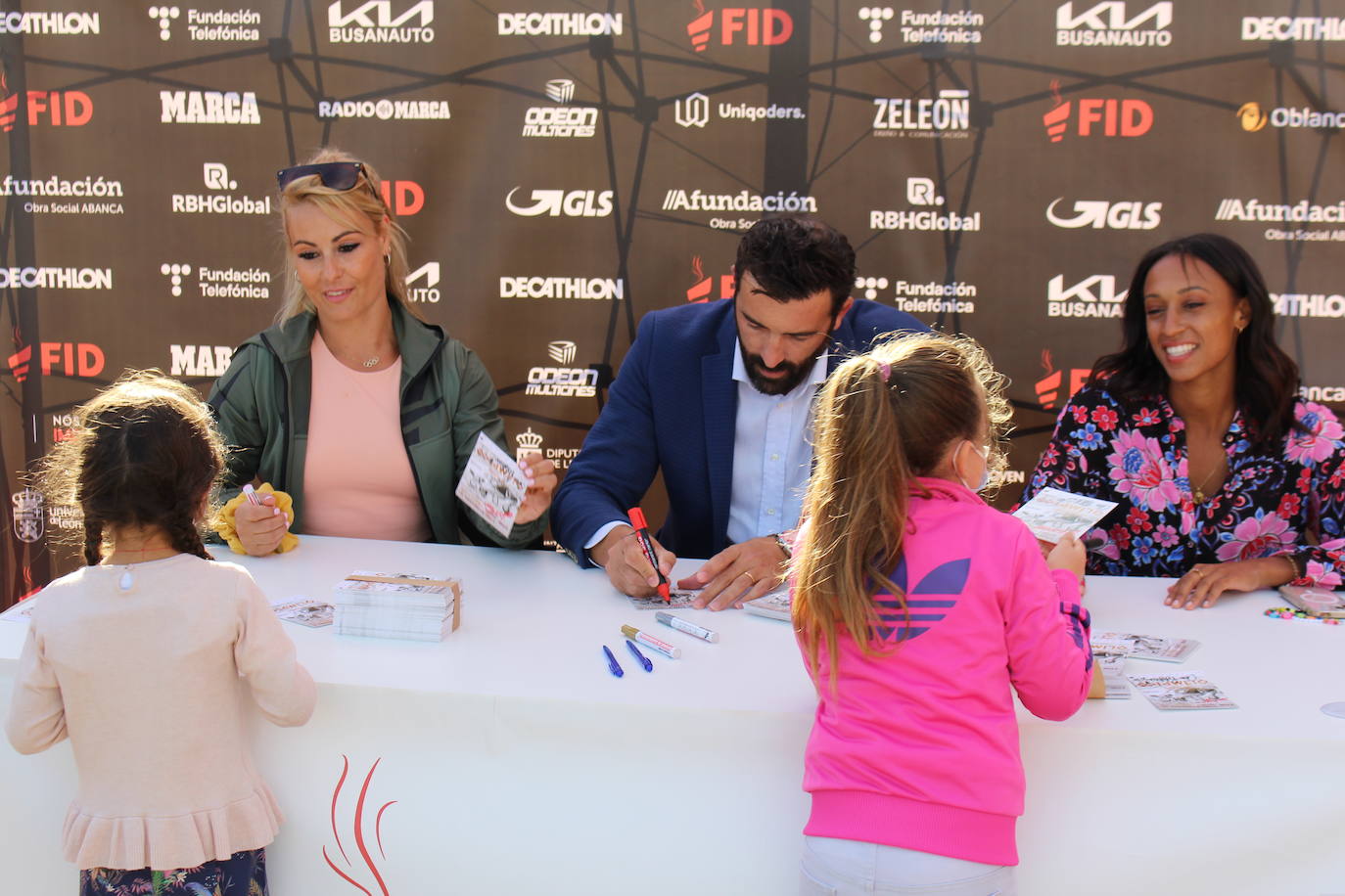 Lydia Valentín, Ana Peleteiro y Pirri han firmado autógrados y se han realizado fotografías con los leoneses apasionados del deporte que se han pasado por San Marcos.