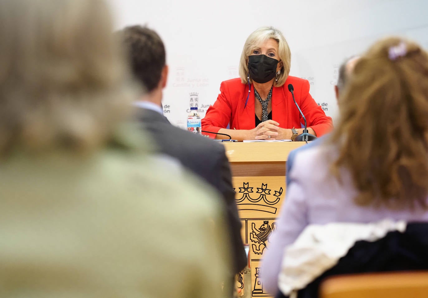 La consejera de Sanidad, Verónica Casado, se reúne con los colegios profesionales de médicos, enfermeras, trabajadores sociales, farmacéuticos, fisioterapeutas y veterinarios para hablar sobre la estrategia de reordenación de la Atención Primaria