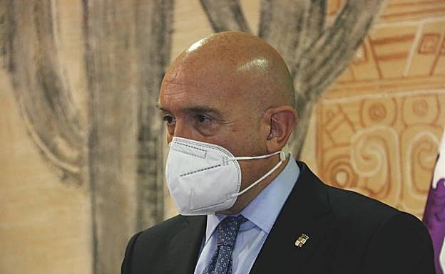 El consejero de Agricultura, Jesús Julio Carnero, en la inauguración de la V Asamblea de Academias Veterinarias en León.