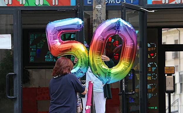 Imagen principal - Una placa para la memoria y el honor de la educación
