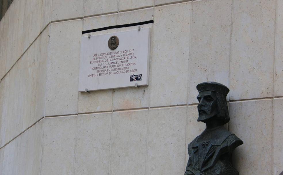 La placa en el IES Juan del Enzina.