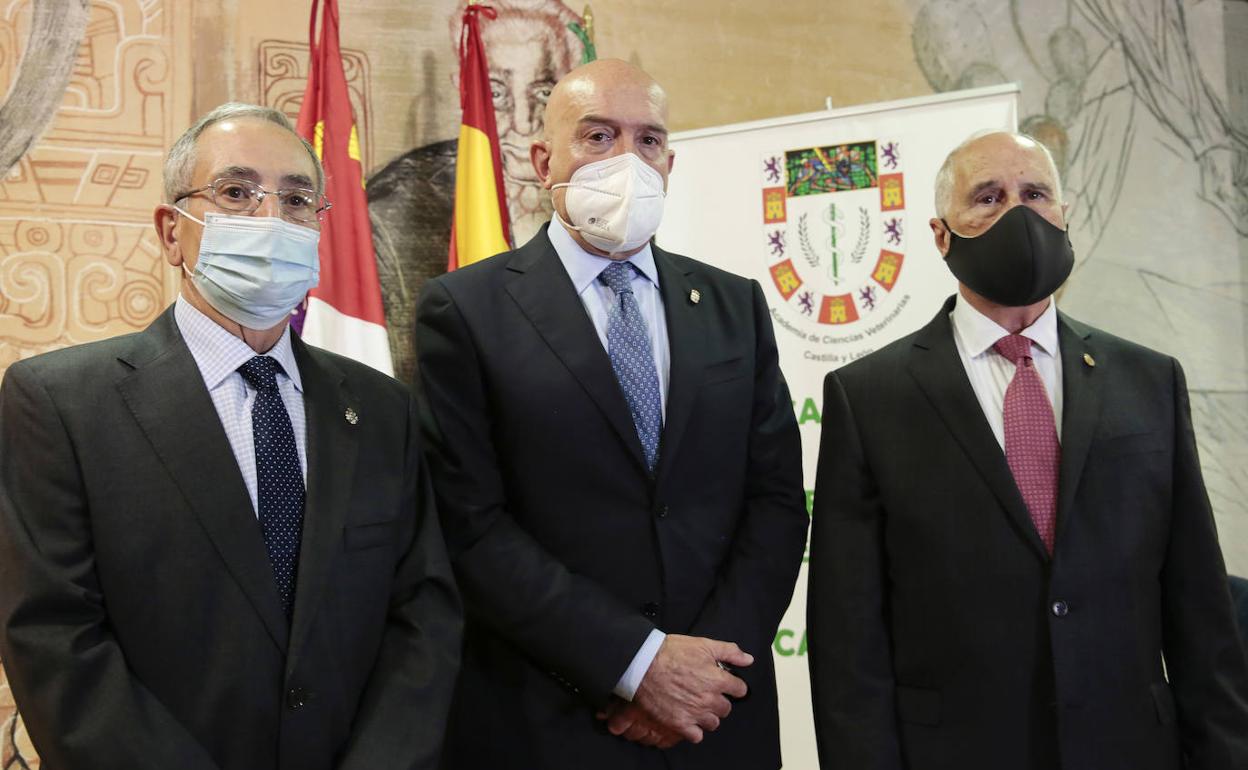 Elías Fernando Rodríguez Ferri, presidente de la Real Academia de Ciencias Veterinarias de Castilla y León; Jesús Julio Carnero, consejero de Agricultura y Arturo Anadón, presidente de la Real Academia de Ciencias Veterinarias de España. 