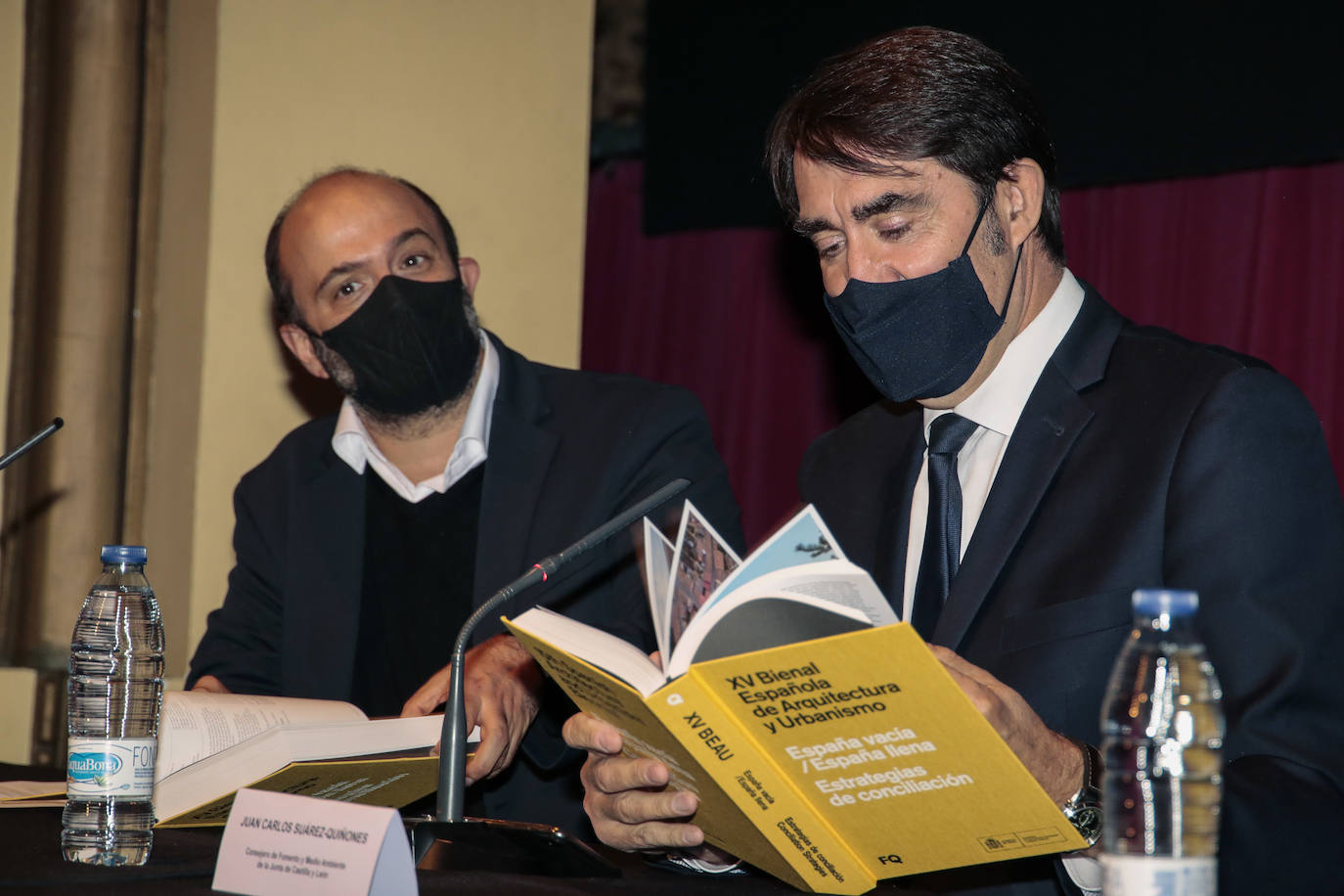 El consejero de Fomento y Medio Ambiente, Juan Carlos Suárez-Quiñones, clausura el acto de inauguración de la exposición 'Panorama de obras' de la XV Bienal Española de Arquitectura y Urbanismo (BEAU) en La Bañeza.