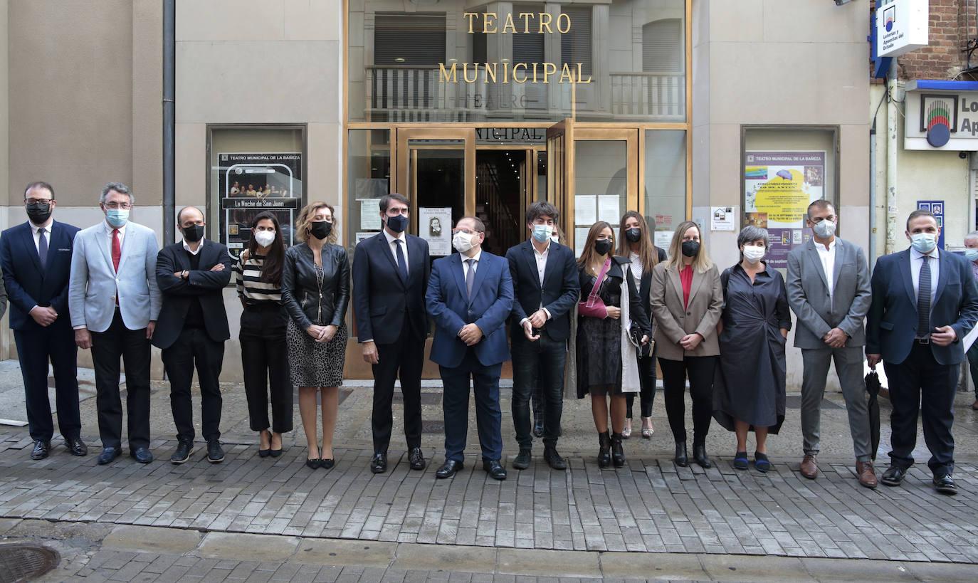 El consejero de Fomento y Medio Ambiente, Juan Carlos Suárez-Quiñones, clausura el acto de inauguración de la exposición 'Panorama de obras' de la XV Bienal Española de Arquitectura y Urbanismo (BEAU) en La Bañeza.