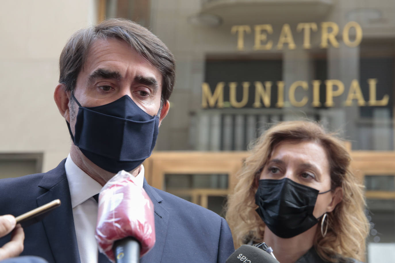 El consejero de Fomento y Medio Ambiente, Juan Carlos Suárez-Quiñones, clausura el acto de inauguración de la exposición 'Panorama de obras' de la XV Bienal Española de Arquitectura y Urbanismo (BEAU) en La Bañeza.