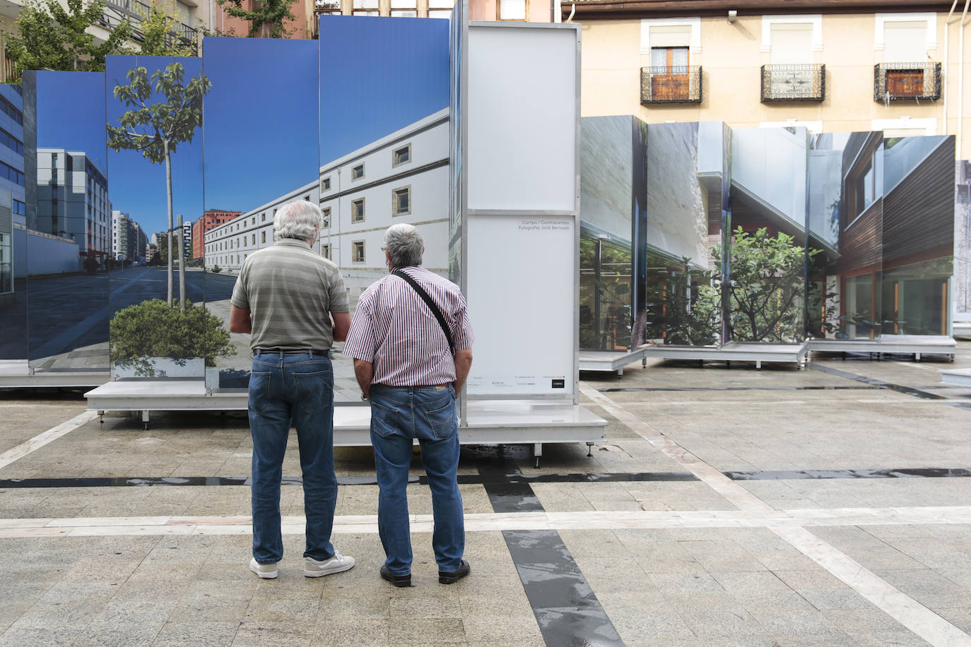 El consejero de Fomento y Medio Ambiente, Juan Carlos Suárez-Quiñones, clausura el acto de inauguración de la exposición 'Panorama de obras' de la XV Bienal Española de Arquitectura y Urbanismo (BEAU) en La Bañeza.