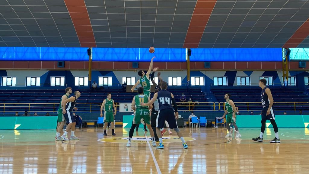 Imagen del salto inicial entre Ciudad de Ponferrada y Tizona Universidad de Burgos.