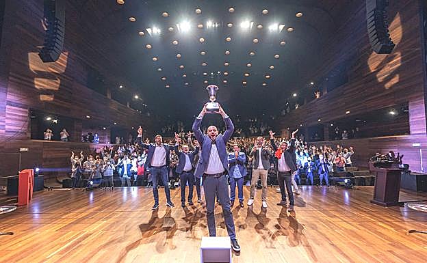Carlos Jiménez encabeza el escenario junto a sus ex compañeros y ex entrenador en el Mundial de 2006 de Japón..