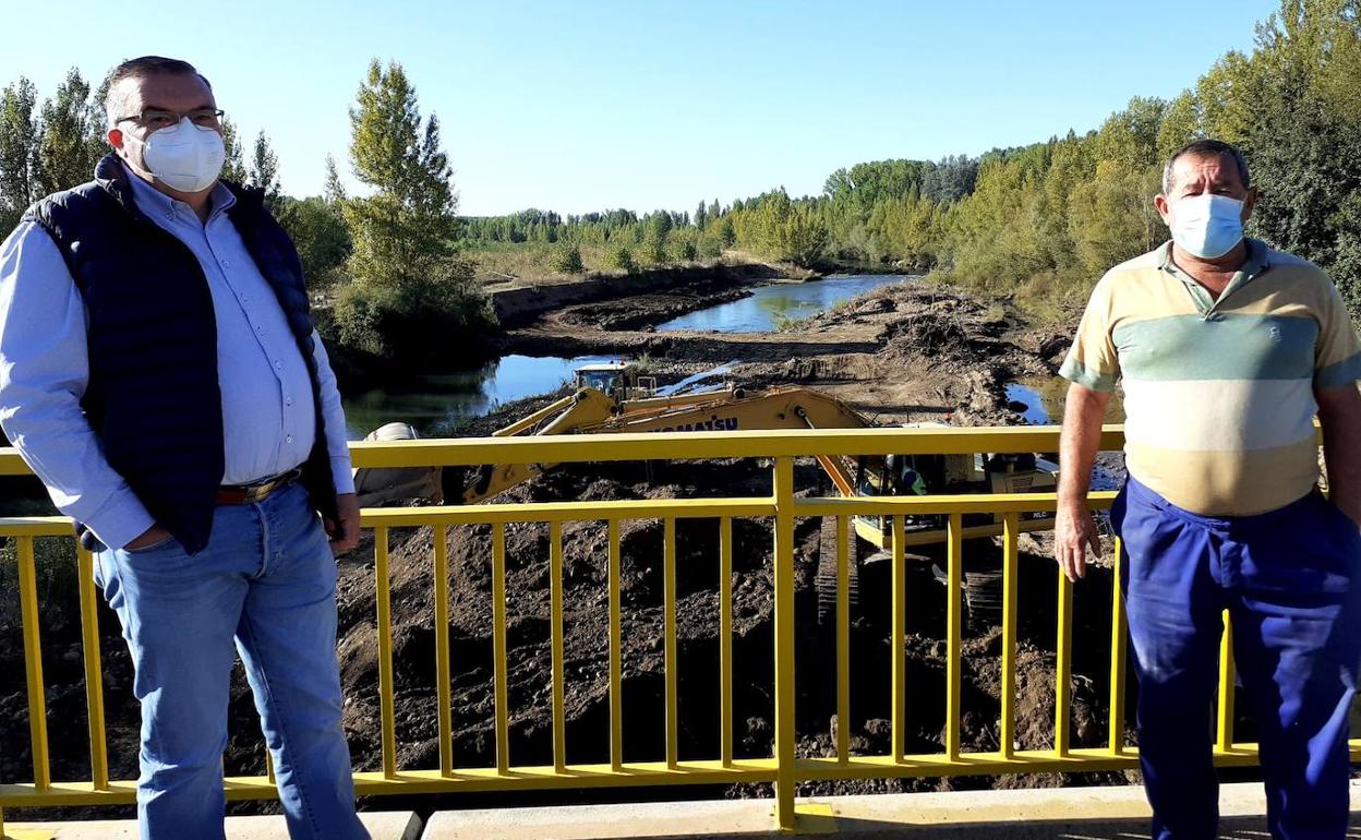 El alcalde de Sariegos, Roberto Aller Llanos, y el concejal de Medioambiente, Domingo García, visitando las obras de limpieza del Bernesga.