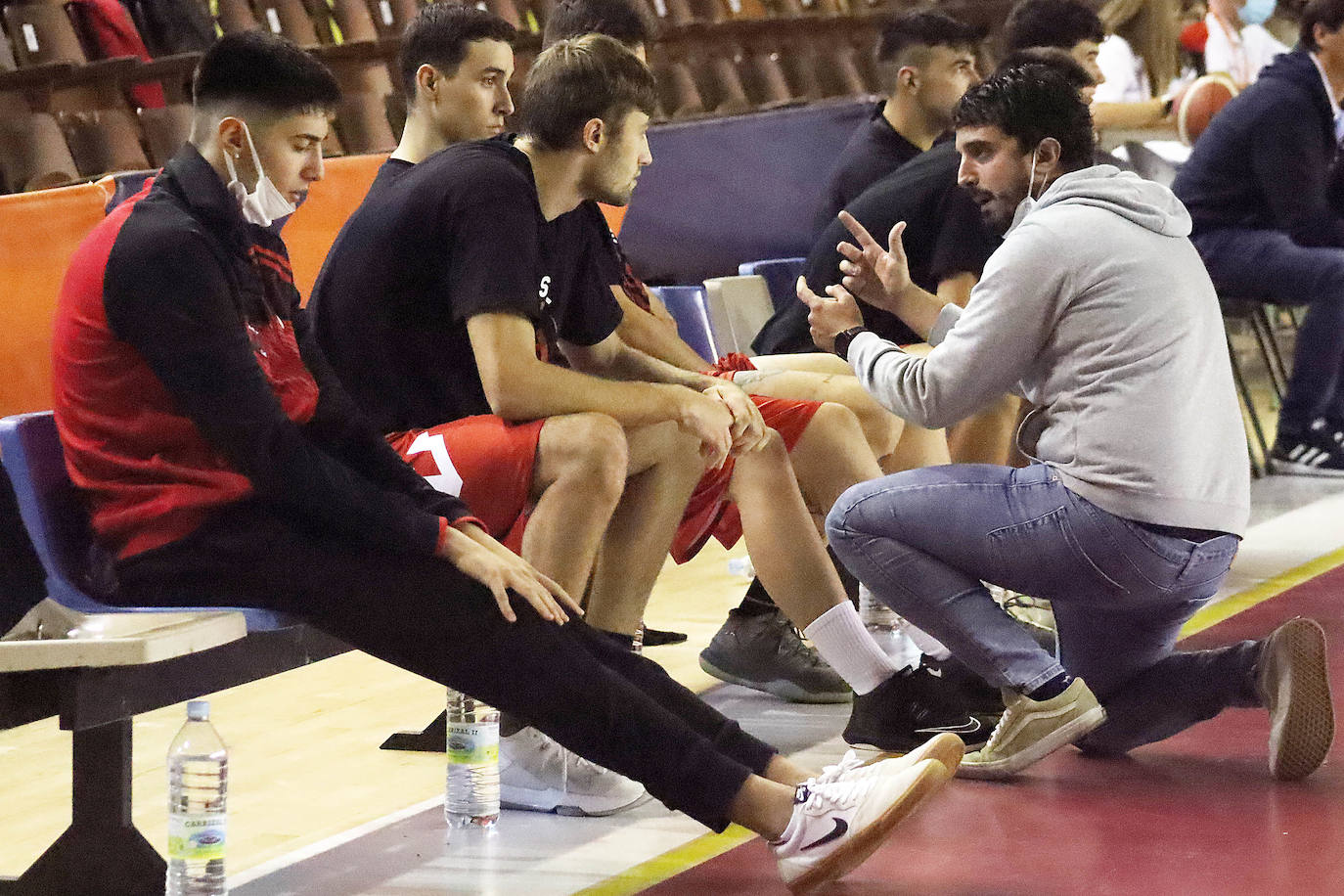 Ambos equipos disputan una nueva jornada de la Liga EBA en el Palacio de los Deportes.