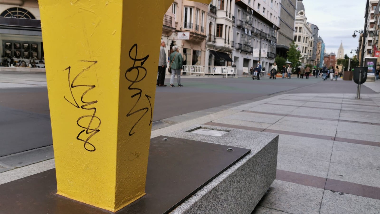 El mobiliario urbano de la avenida aparece con diferentes grafitis.