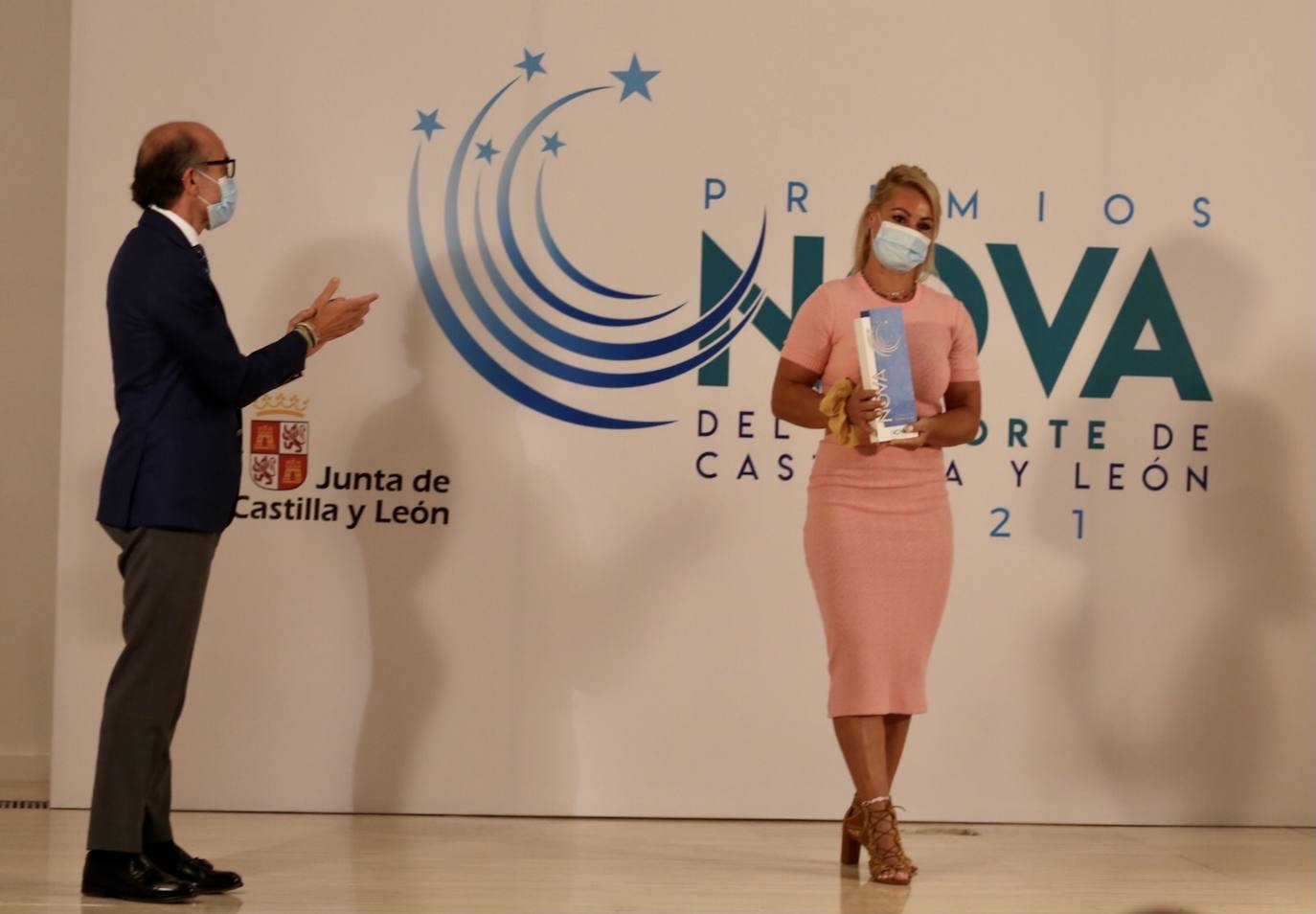 Lydia Valentín recibe el Premio Victoria en los Premios Nova de la Junta de Castilla y León.