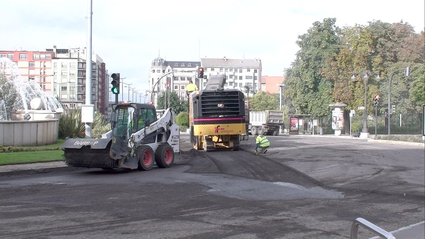 El asfaltado del entorno de Guzmán provoca atascos y modifica las líneas de bus urbano | Los trabajos se extenderá a lo largo de los próximos días y conllevarán alteraciones el el tráfico rodado | Las mejoras en el asfaltado alcanzan a 27 kilómetros de vías urbanas. 