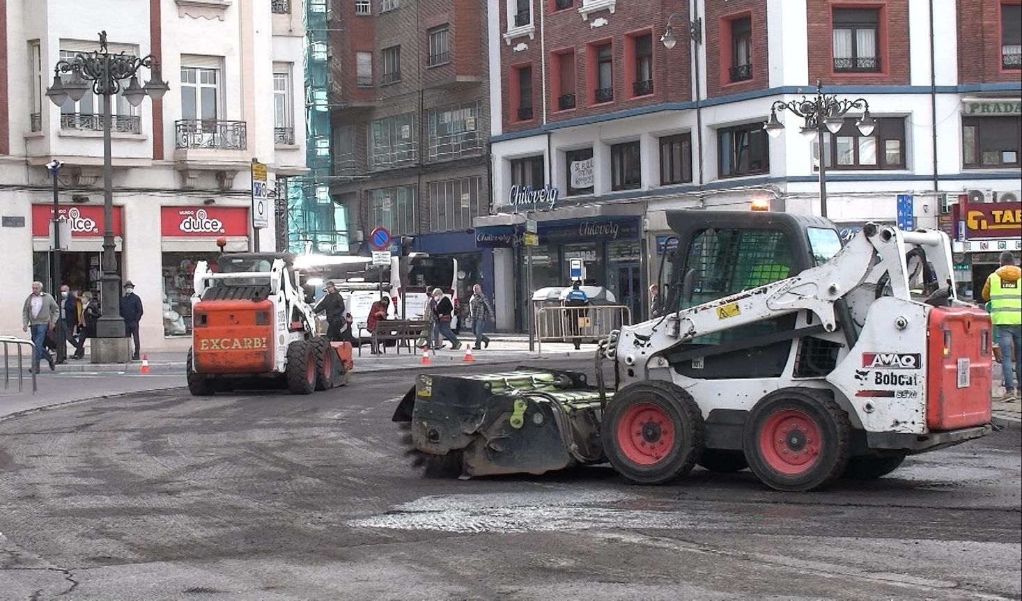 El asfaltado del entorno de Guzmán provoca atascos y modifica las líneas de bus urbano | Los trabajos se extenderá a lo largo de los próximos días y conllevarán alteraciones el el tráfico rodado | Las mejoras en el asfaltado alcanzan a 27 kilómetros de vías urbanas. 