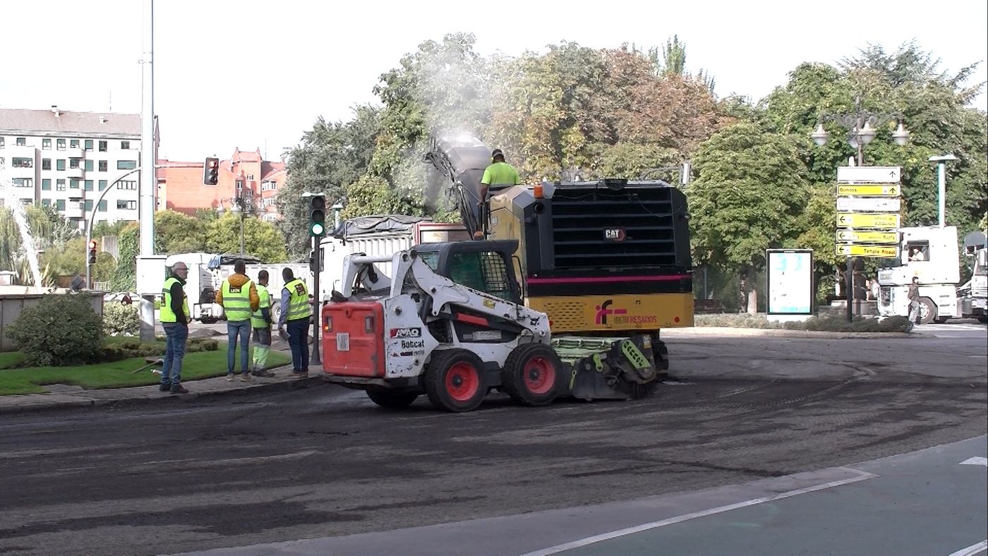 El asfaltado del entorno de Guzmán provoca atascos y modifica las líneas de bus urbano | Los trabajos se extenderá a lo largo de los próximos días y conllevarán alteraciones el el tráfico rodado | Las mejoras en el asfaltado alcanzan a 27 kilómetros de vías urbanas. 
