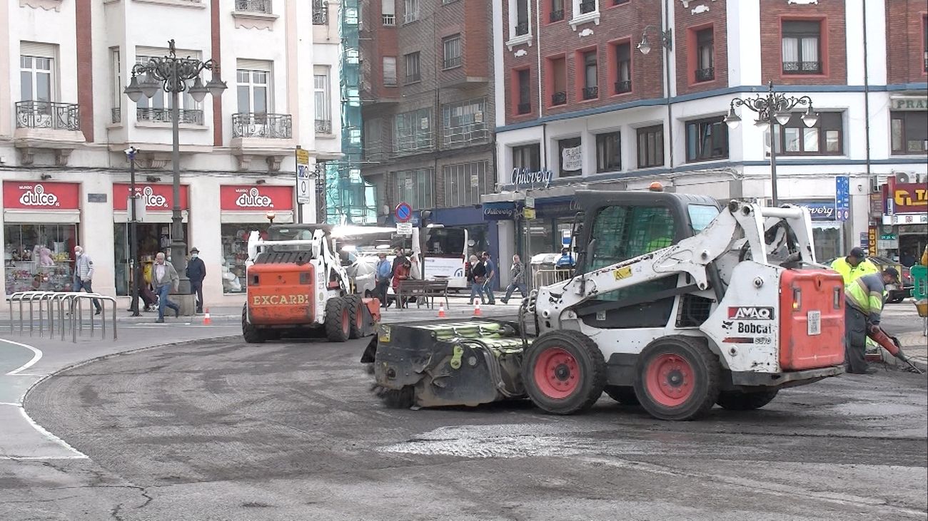 El asfaltado del entorno de Guzmán provoca atascos y modifica las líneas de bus urbano | Los trabajos se extenderá a lo largo de los próximos días y conllevarán alteraciones el el tráfico rodado | Las mejoras en el asfaltado alcanzan a 27 kilómetros de vías urbanas. 