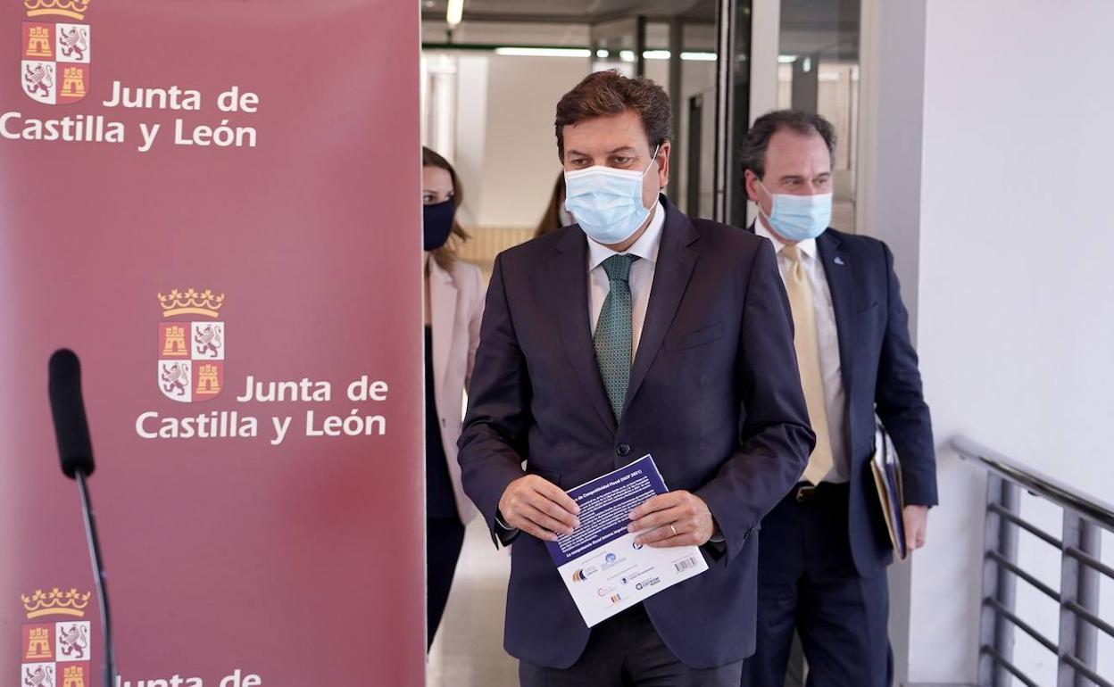 El consejero de Economía y Hacienda, Carlos Fernández Carriedo, y el presidente de la United States Tax Foundation, Scott Hodge, se reúnen para analizar la mejora de la Comunidad de Castilla y León dentro del Índice Autonómico de Competitividad Fiscal (IACF).