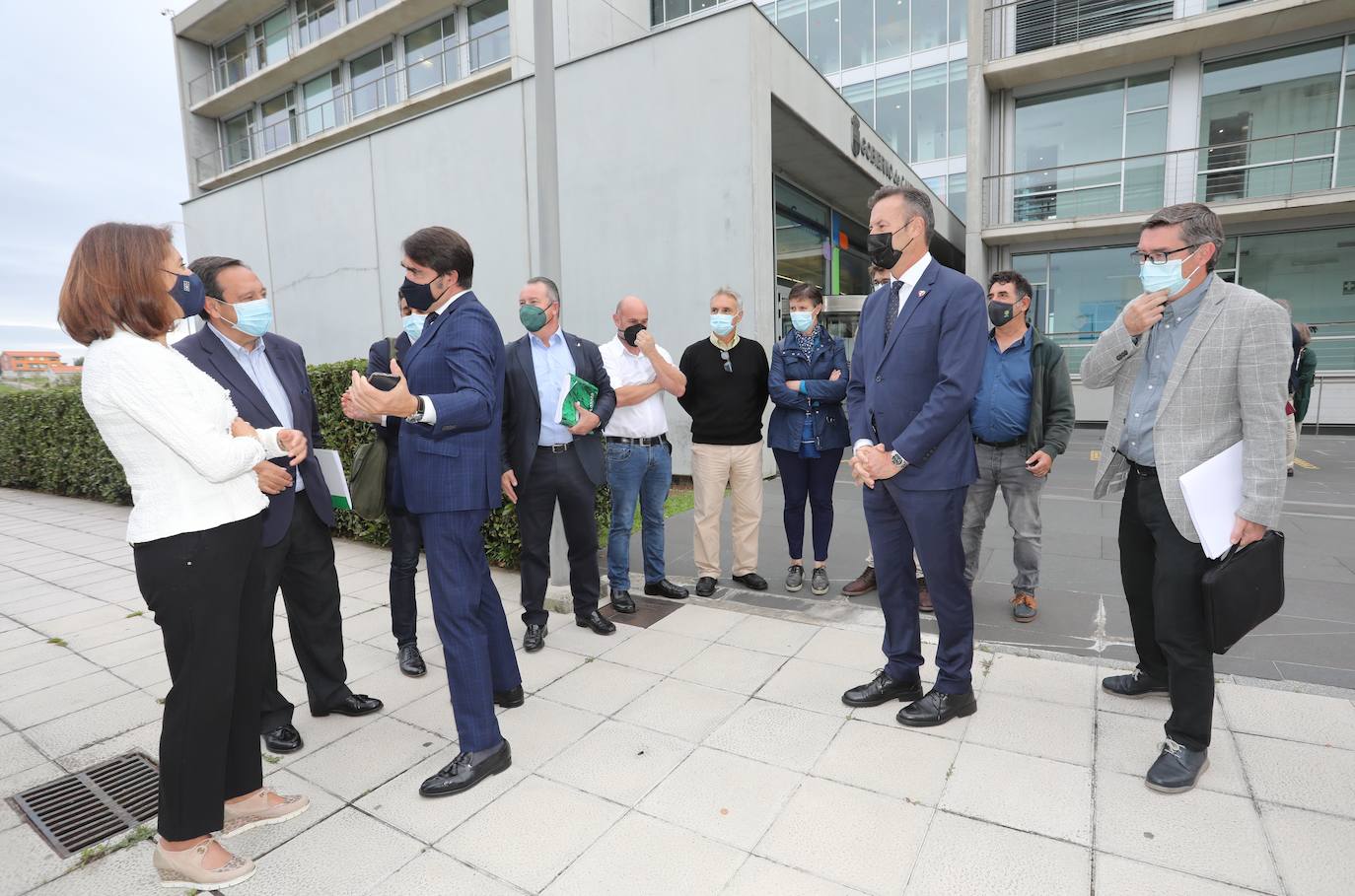 El consejero de Fomento y Medio Ambiente, Juan Carlos Suárez-Quiñones, mantiene una reunión de coordinación con sus homólogos de Asturias, Cantabria y Galicia, y con los representantes nacionales de las organizaciones profesionales agrarias, para proponer medidas ante la inclusión del lobo en el LESPRE.