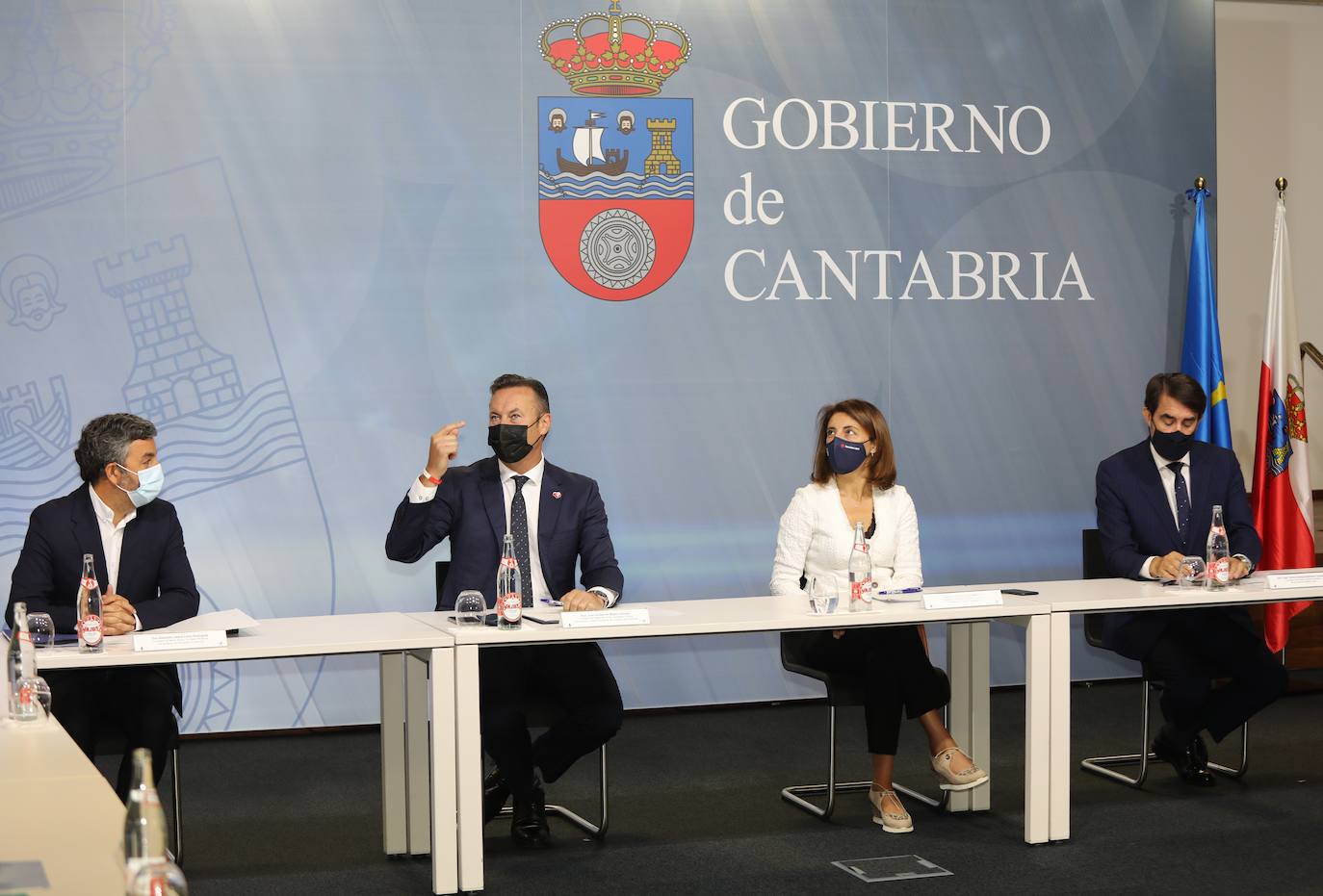 El consejero de Fomento y Medio Ambiente, Juan Carlos Suárez-Quiñones, mantiene una reunión de coordinación con sus homólogos de Asturias, Cantabria y Galicia, y con los representantes nacionales de las organizaciones profesionales agrarias, para proponer medidas ante la inclusión del lobo en el LESPRE.