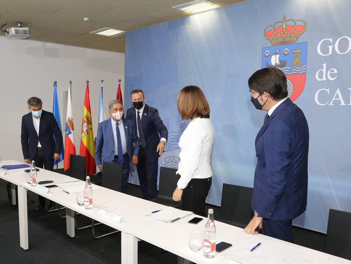 El consejero de Fomento y Medio Ambiente, Juan Carlos Suárez-Quiñones, mantiene una reunión de coordinación con sus homólogos de Asturias, Cantabria y Galicia, y con los representantes nacionales de las organizaciones profesionales agrarias, para proponer medidas ante la inclusión del lobo en el LESPRE.