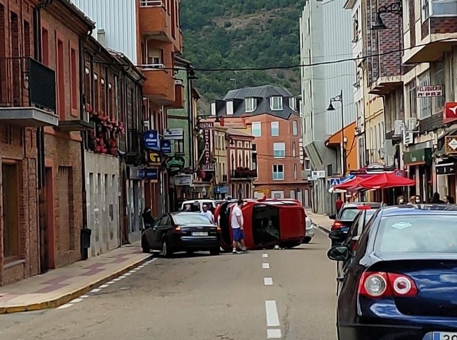 Fotos: Accidente de coche en Cistierna
