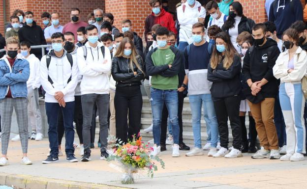 Ramo de flores recordando a Kevin durante el minuto de silencia en Ingenierías.