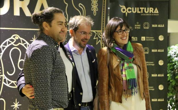 Javier Sierra se fotografía con algunos de los invitados en el último evento en León.