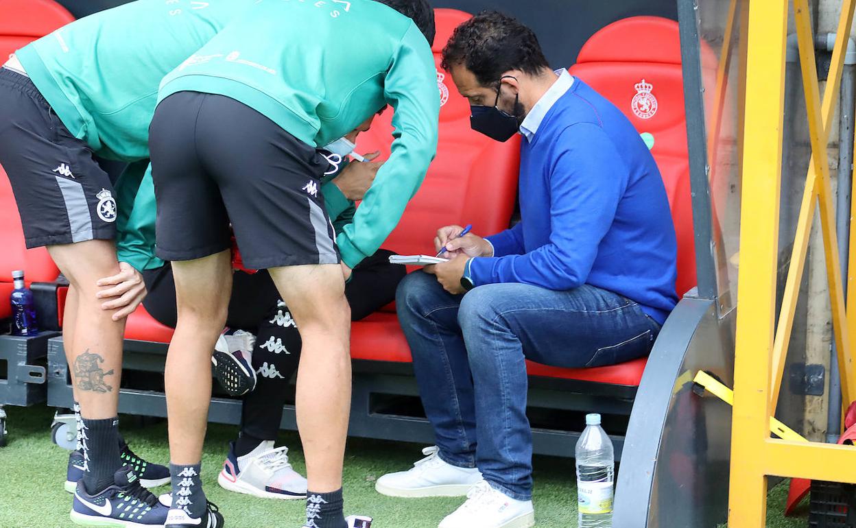 Ramón González, en los primeros minutos del descanso, se quedó en el banquillo preparando unos cambios que resultarían ser exitosos.