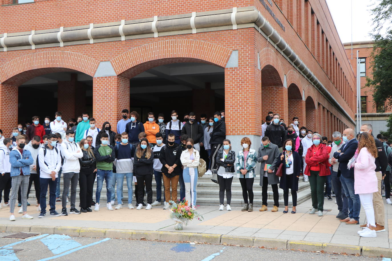 La Escuela de Ingenierías de la Universidad de León acoge el recuerdo al joven fallecido.