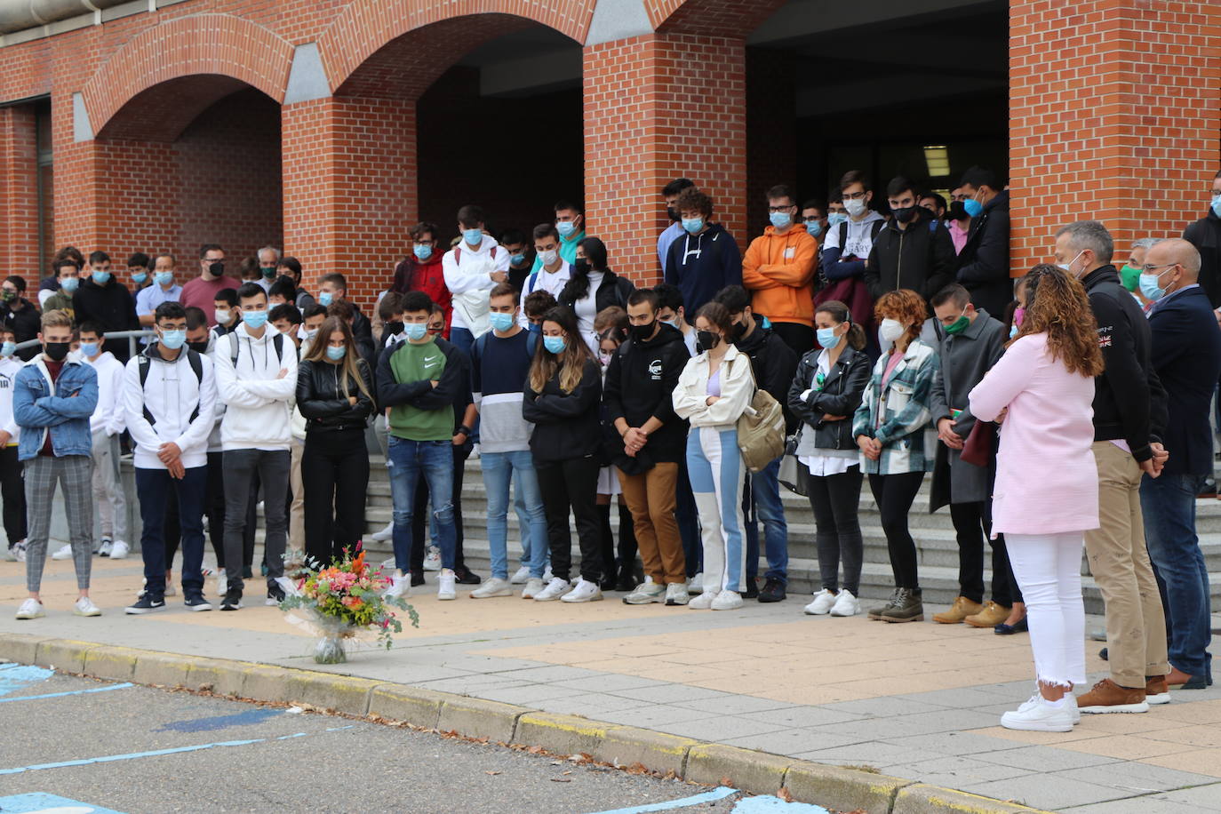 La Escuela de Ingenierías de la Universidad de León acoge el recuerdo al joven fallecido.