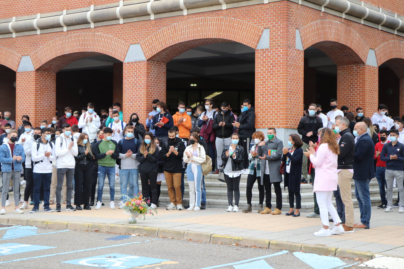 La Escuela de Ingenierías de la Universidad de León acoge el recuerdo al joven fallecido.