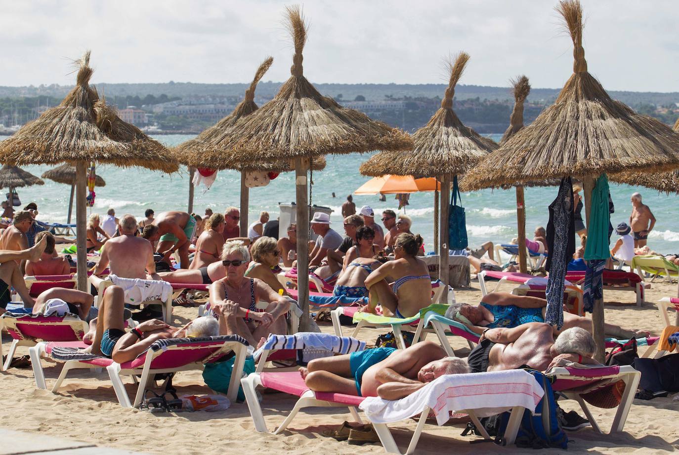 Turistas en la playa de Palma. 